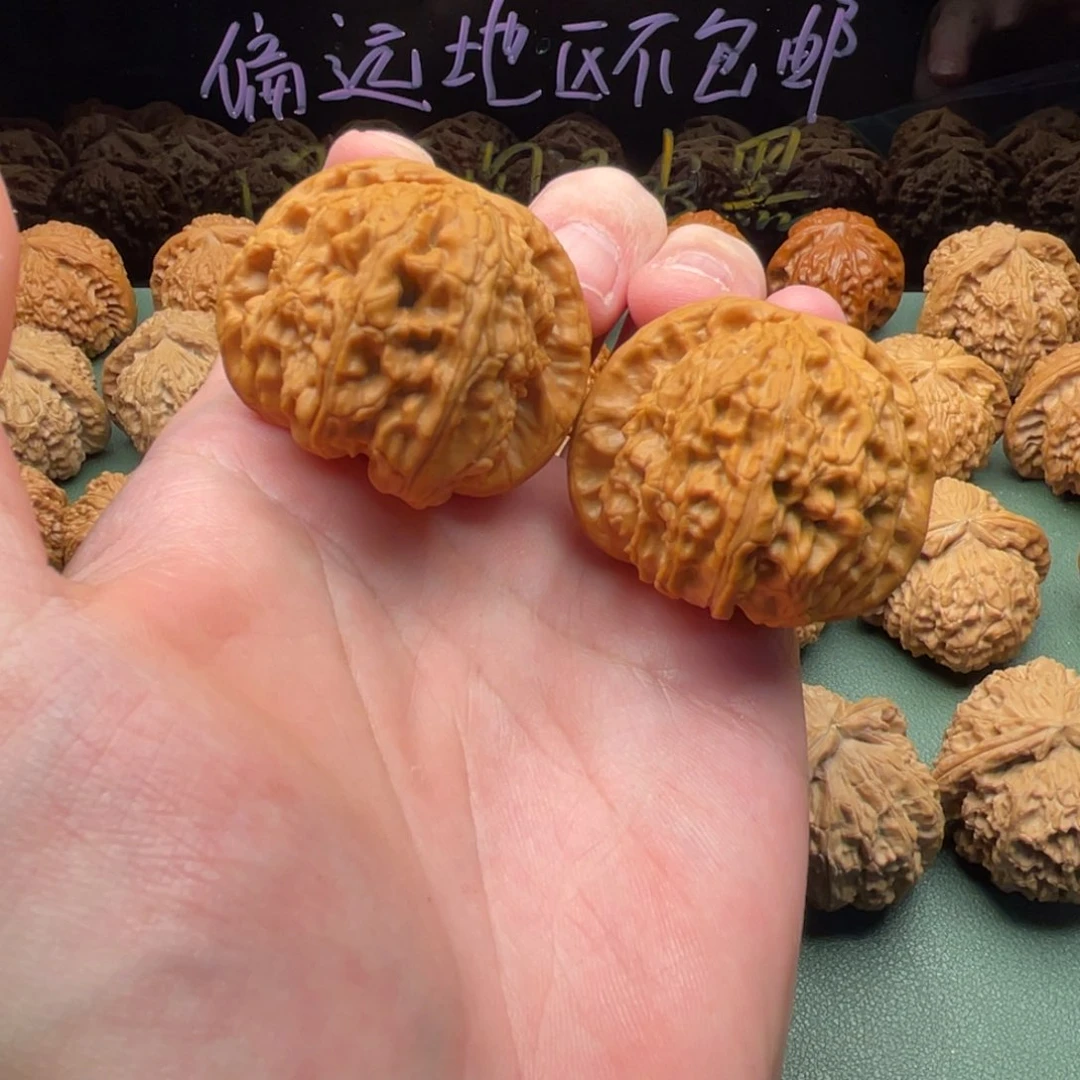 核桃把件42球白狮子