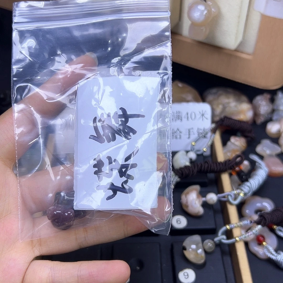 蝶***落石英质玉未镶嵌颈饰