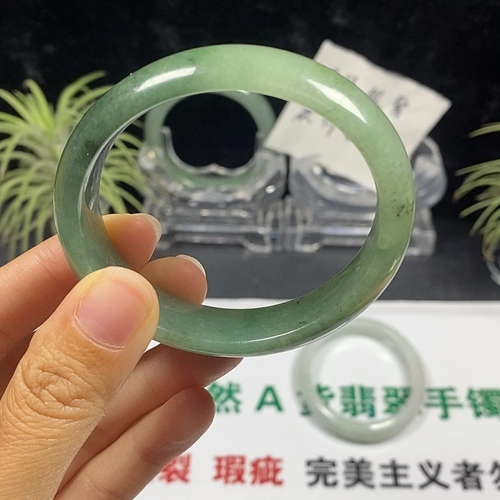 张****未镶嵌手镯翡翠69号。53.9圈贵妃