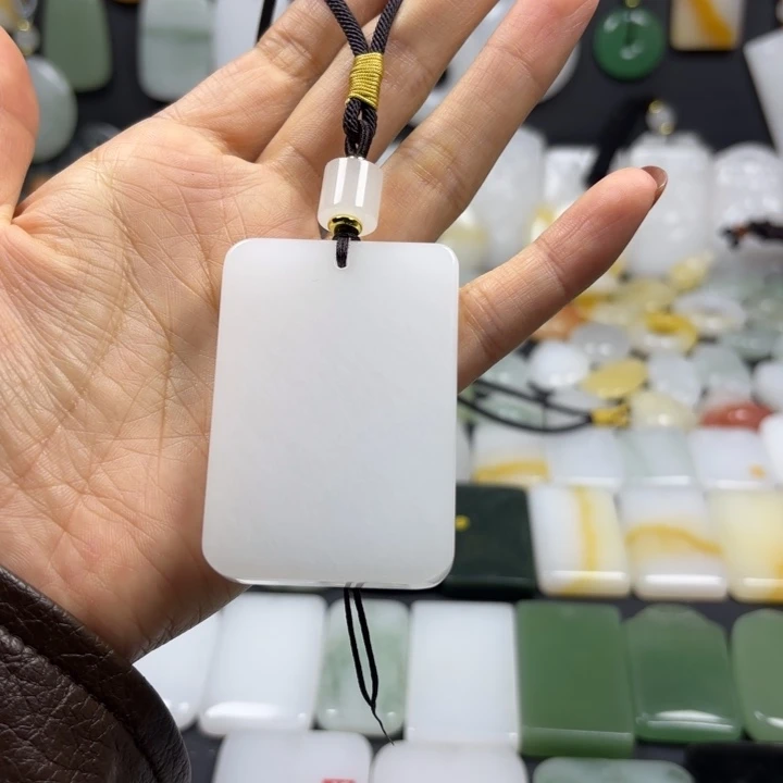 一***.石英质玉（金丝玉）未镶嵌颈饰