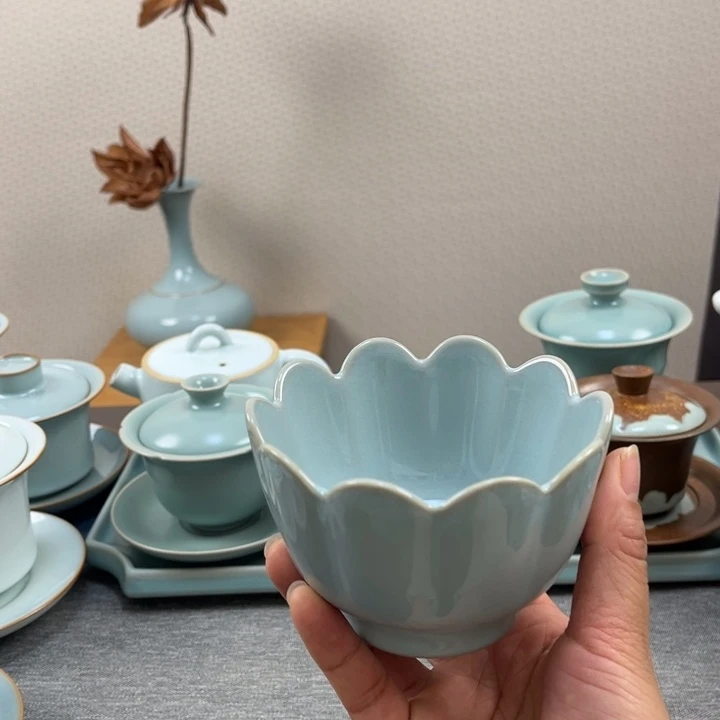 杯天青莲花碗是由著名作家