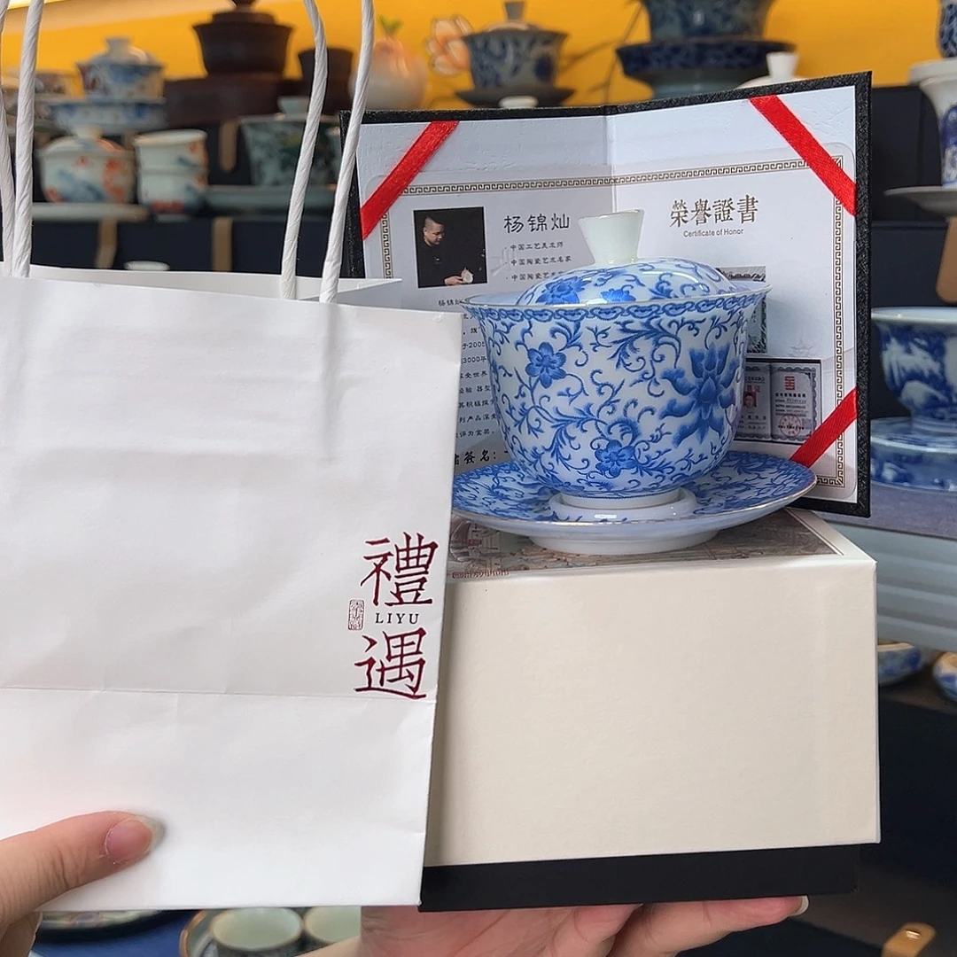 盖碗里的水煮开后放入锅