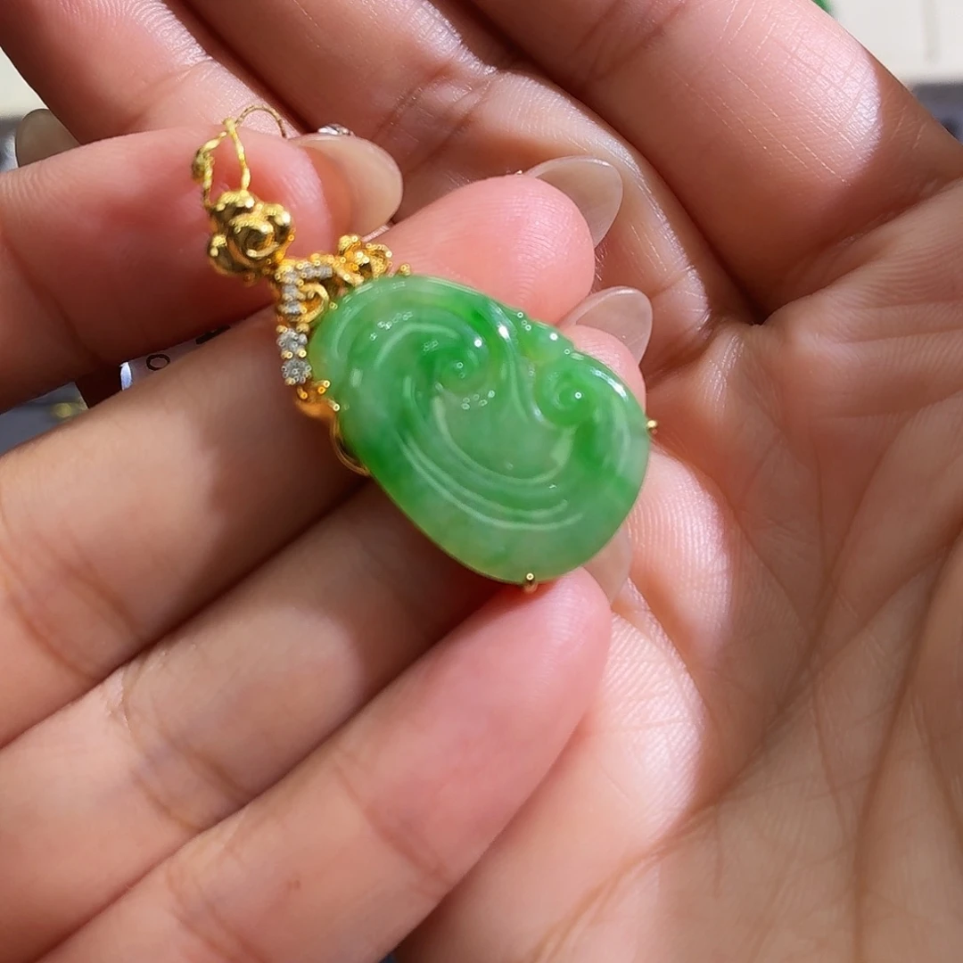 翡翠18K金镶嵌颈饰