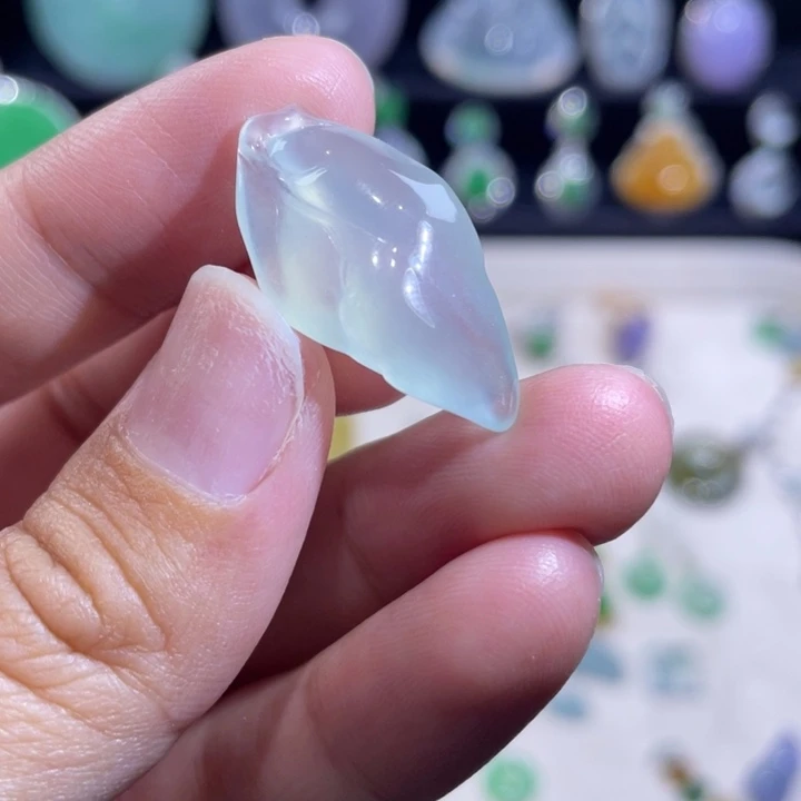 翡翠未镶嵌颈饰叶子