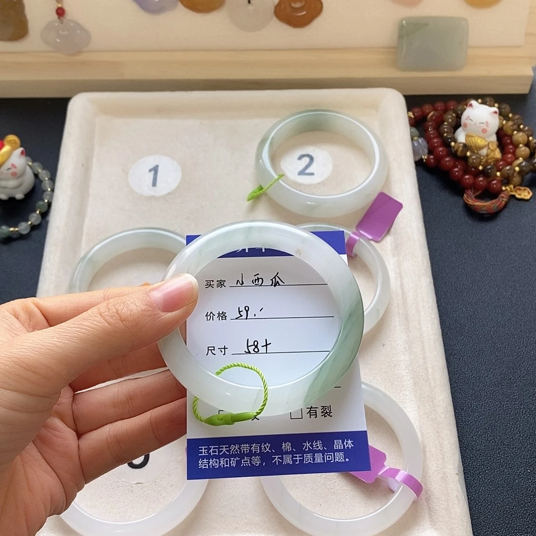 小****石英质玉未镶嵌手镯