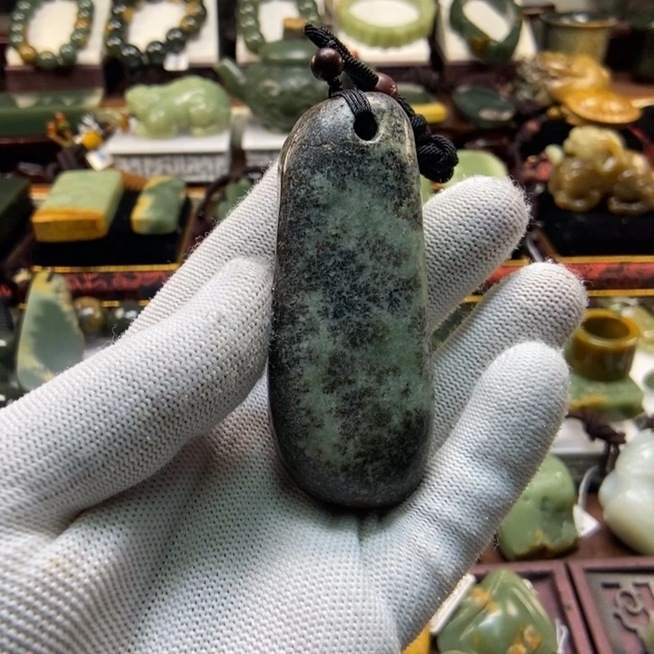 未镶嵌岫岩河磨玉（透闪石质玉）把件