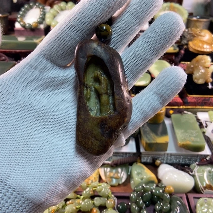 未镶嵌岫岩河磨玉（透闪石质玉）把件