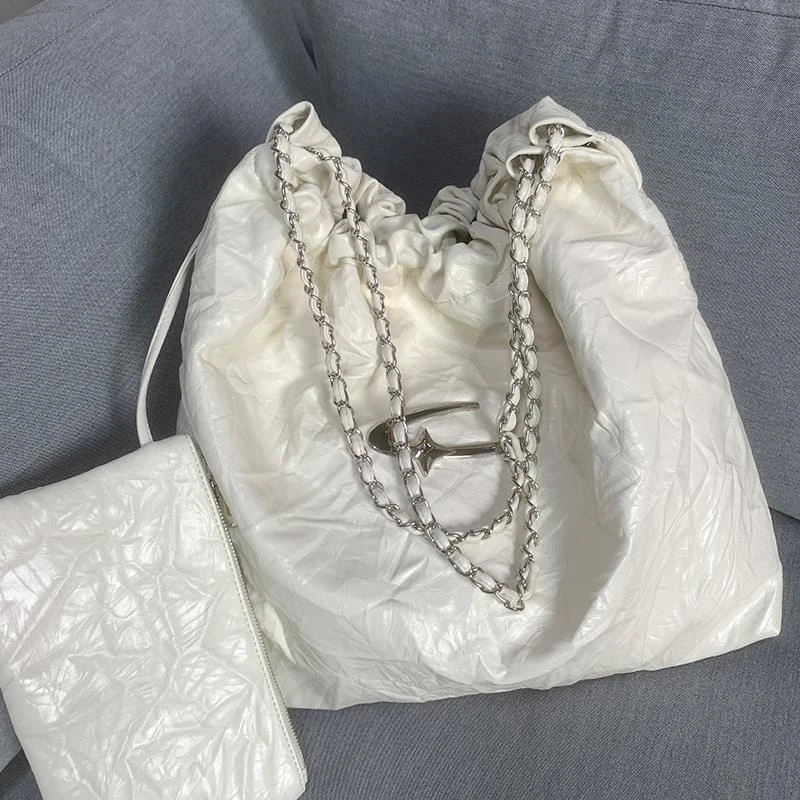 今年流行包包大包质感单肩包褶皱软皮银色链条垃圾袋包包