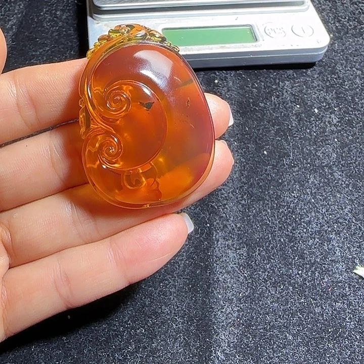 苏***苏琥珀未镶嵌颈饰琥珀蜜蜡