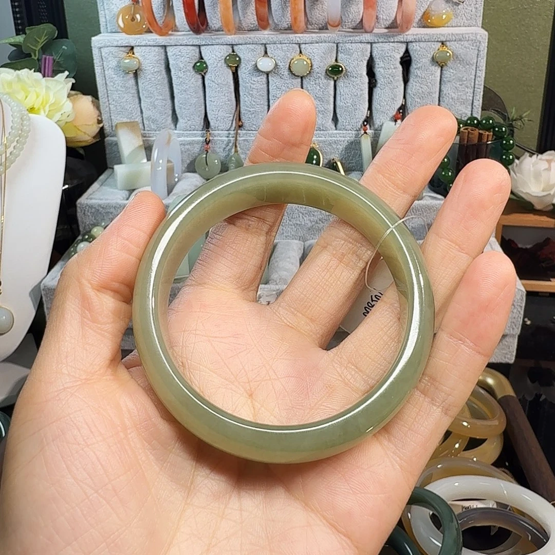 小***邪和田玉未镶嵌手镯