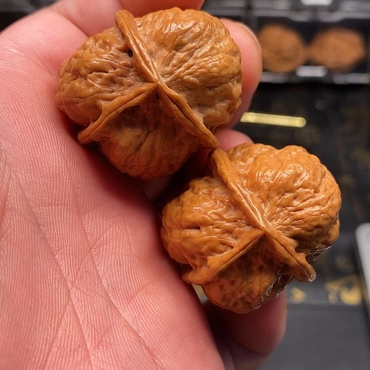 文玩核桃吊坠牡丹三愣