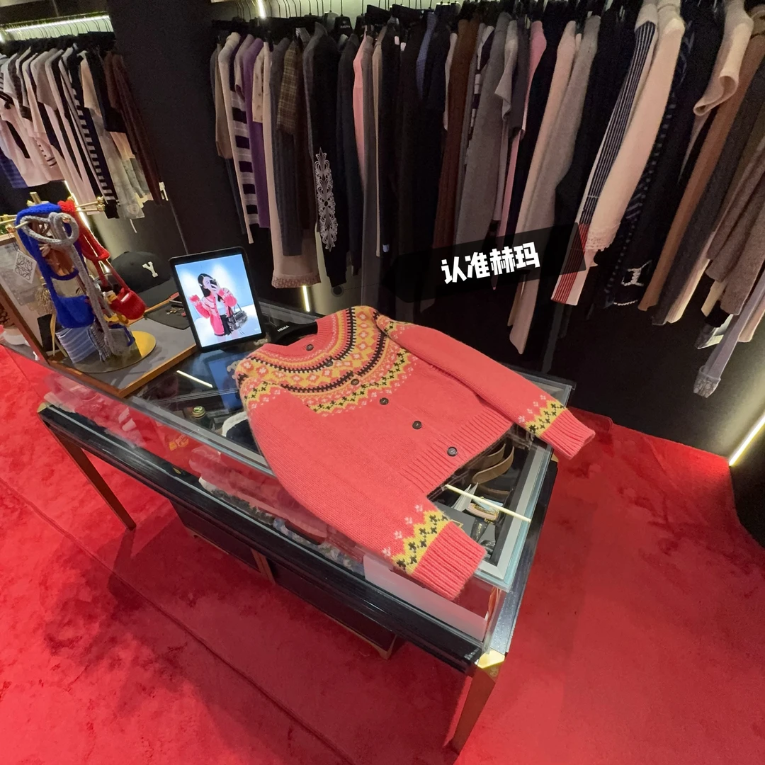 认准赫玛 FW25 粉红色费尔岛雪花纹羊毛针织开衫#1783上新