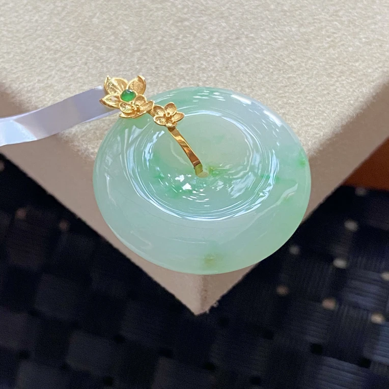 天然翡翠Ａ货18K金镶嵌白底青平安扣吊坠 22*5.5