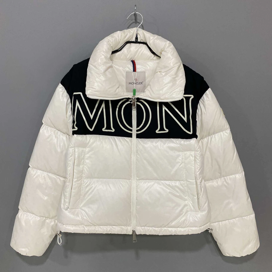 99新 MONCLER 字母logo黑白拼色袖标羽绒服/0码/22995