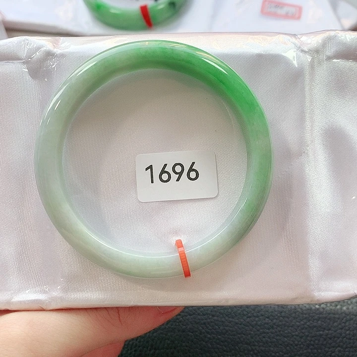 翡翠手镯未镶嵌天然翡翠手镯