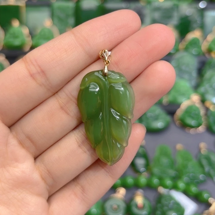 颈饰18K金镶嵌和田玉（碧玉）