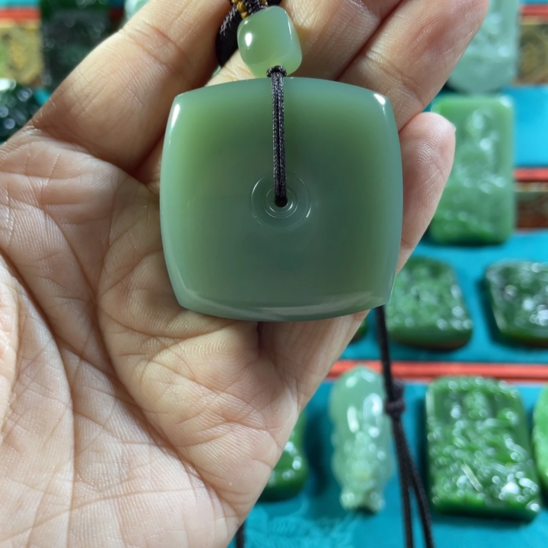 小***彬和田玉未镶嵌颈饰