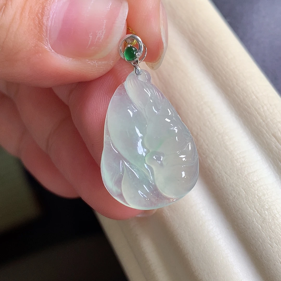 翡翠18K金镶嵌颈饰九尾狐