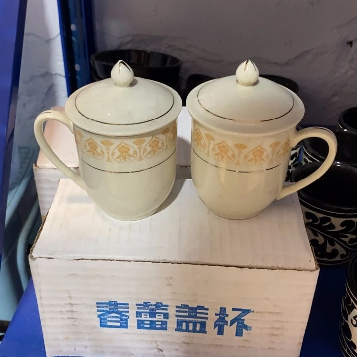 瓷片春蕾象牙瓷盖杯一对