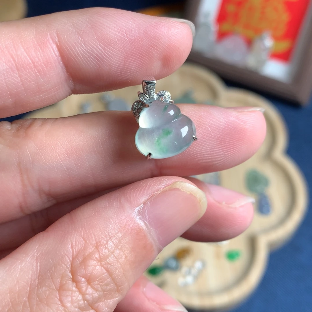 毛***虫翡翠18K金镶嵌颈饰葫芦