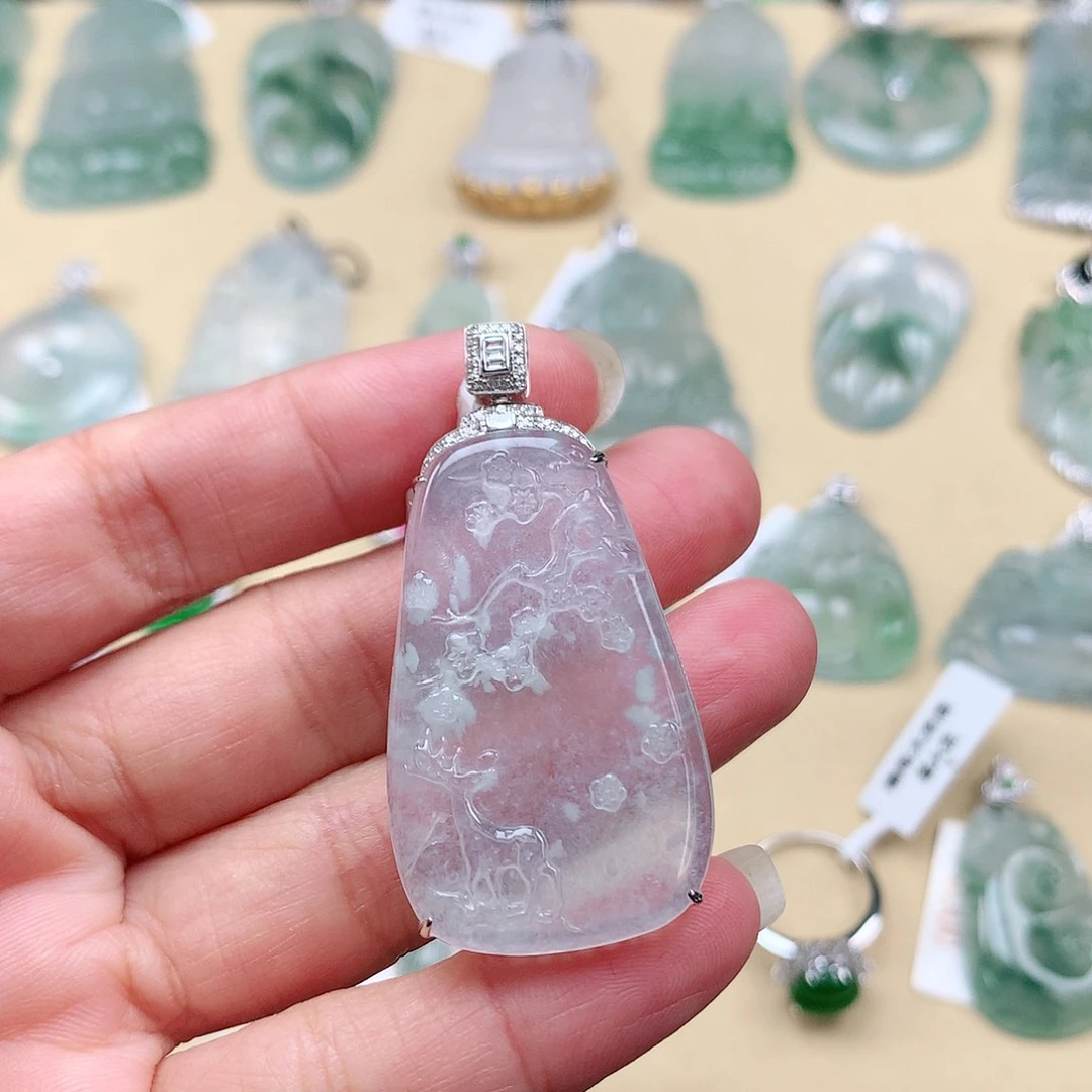 翡翠颈饰18K金镶嵌梅花鹿牌