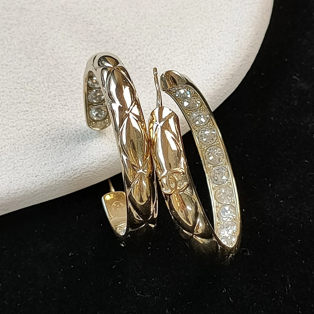 95新 Chanel/香奈儿 Azul-19A金色菱格纹内嵌满钻C型耳钉49505