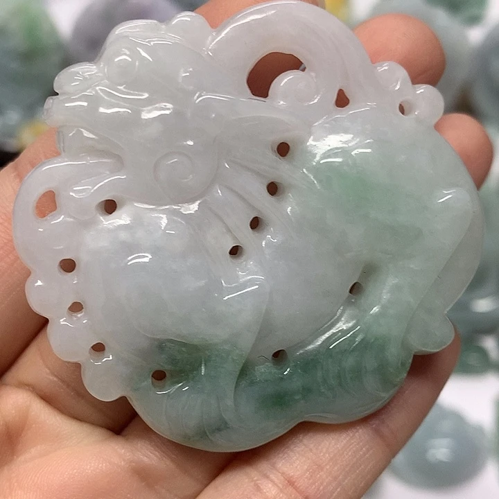 翡翠未镶嵌颈饰麒麟两面工艺福利