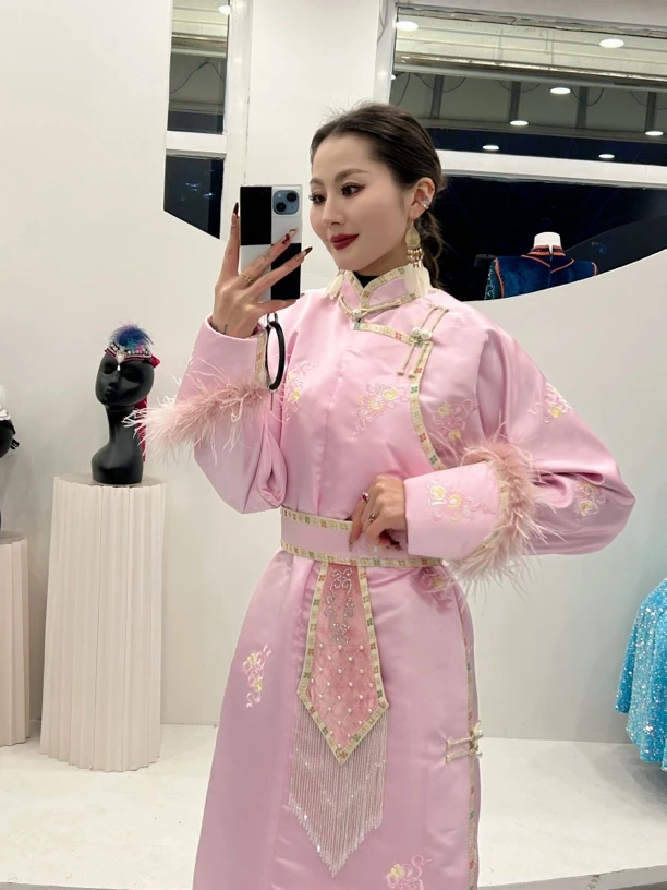 乌音格 【微醺蜜桃】蒙古袍 浅粉色 羽毛10天发长款 民族服饰