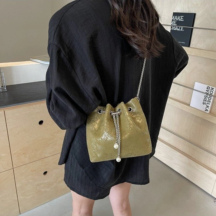 夏天夏季百搭高级感小众银色斜挎包包女2025新款迷你链条包水桶包