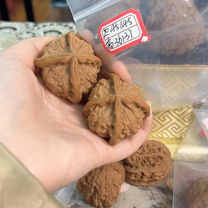 文玩核桃把件红狮子头四棱