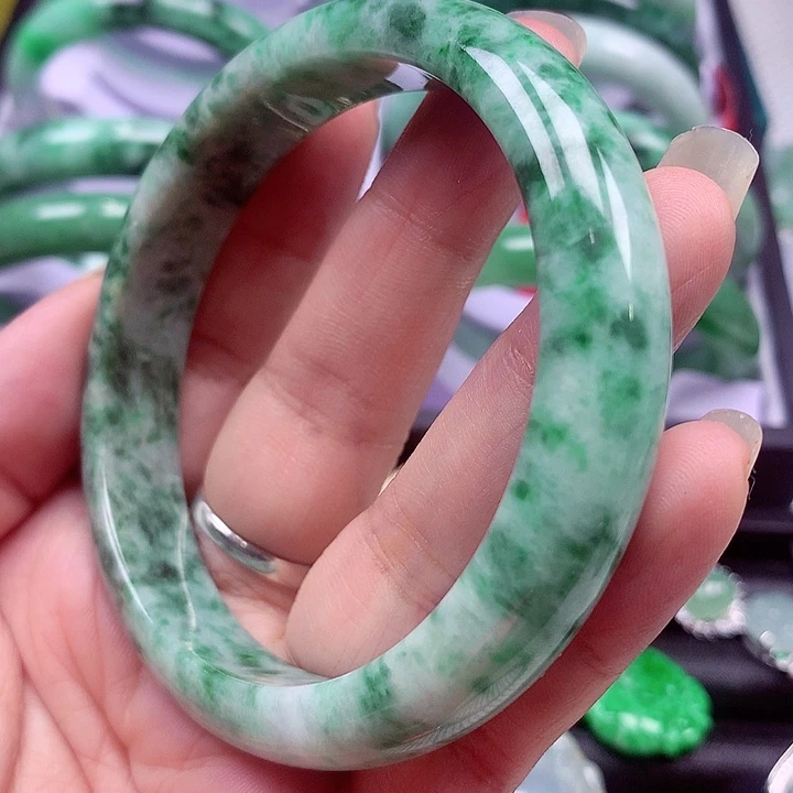 翡翠手镯未镶嵌翡翠