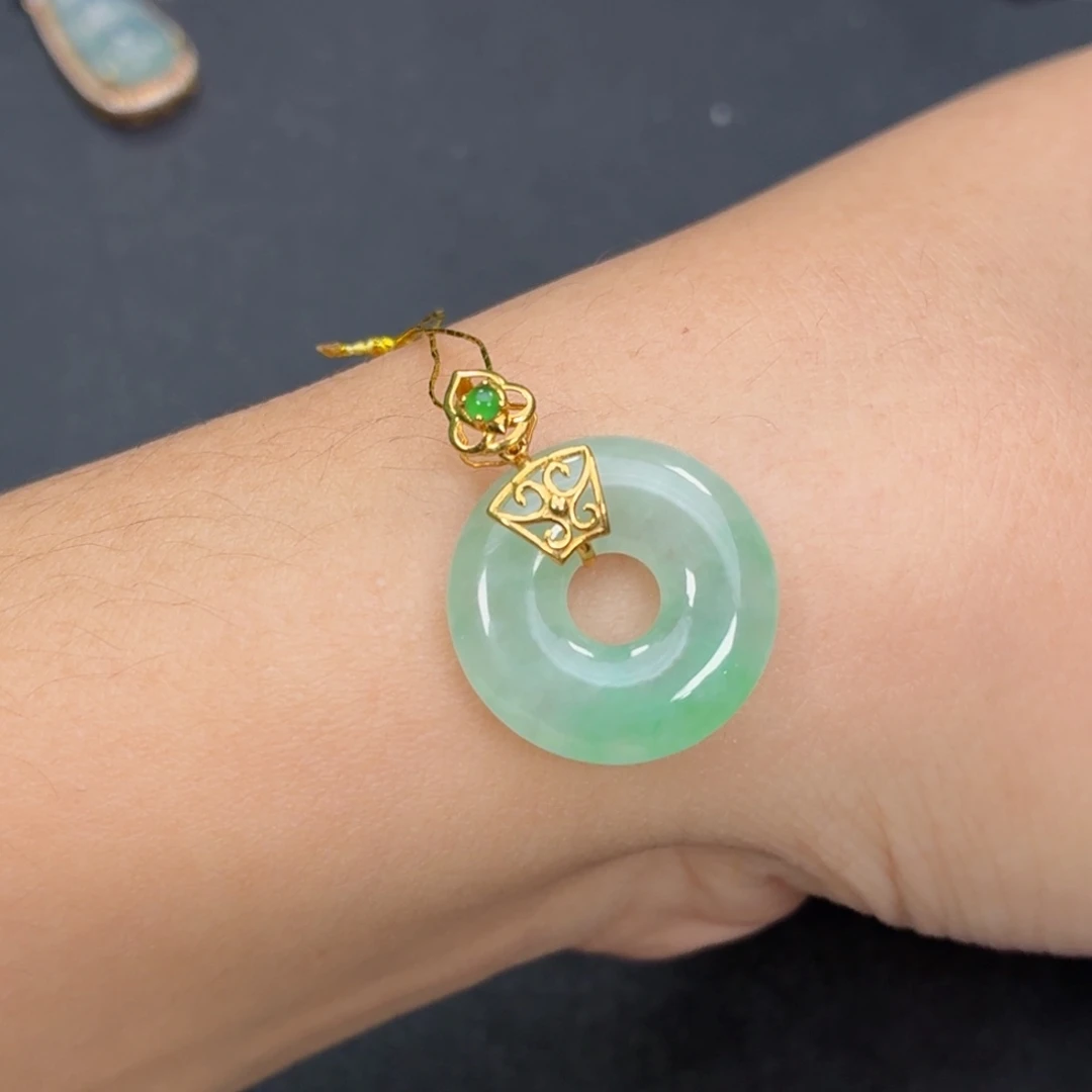 翡翠18K金镶嵌颈饰