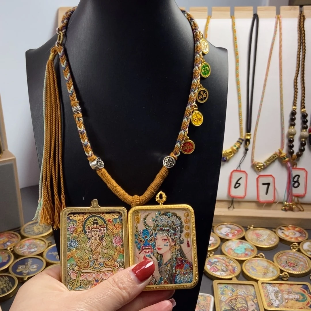 吊坠美丽的唐卡在这里结缘