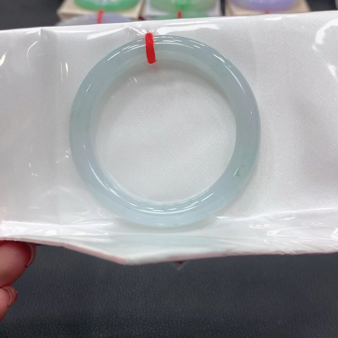 翡翠手镯未镶嵌翡翠