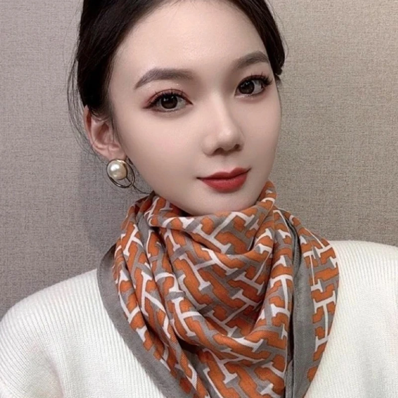 2025新款高级感三角巾时尚磁吸扣小方巾秋冬保暖围脖围巾女丝巾女