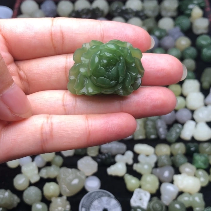 欣****颈饰未镶嵌和田玉