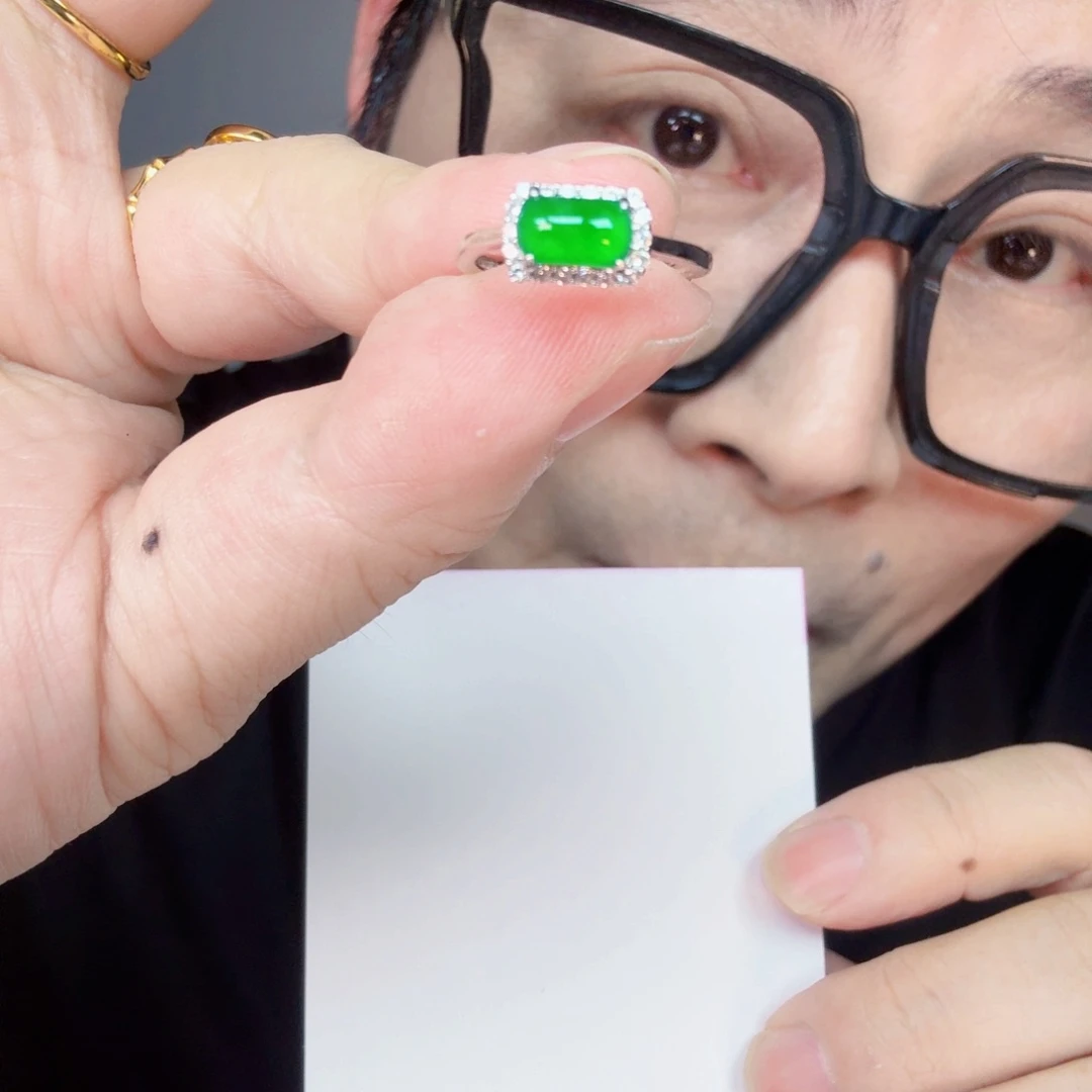 翡翠未镶嵌颈饰一个