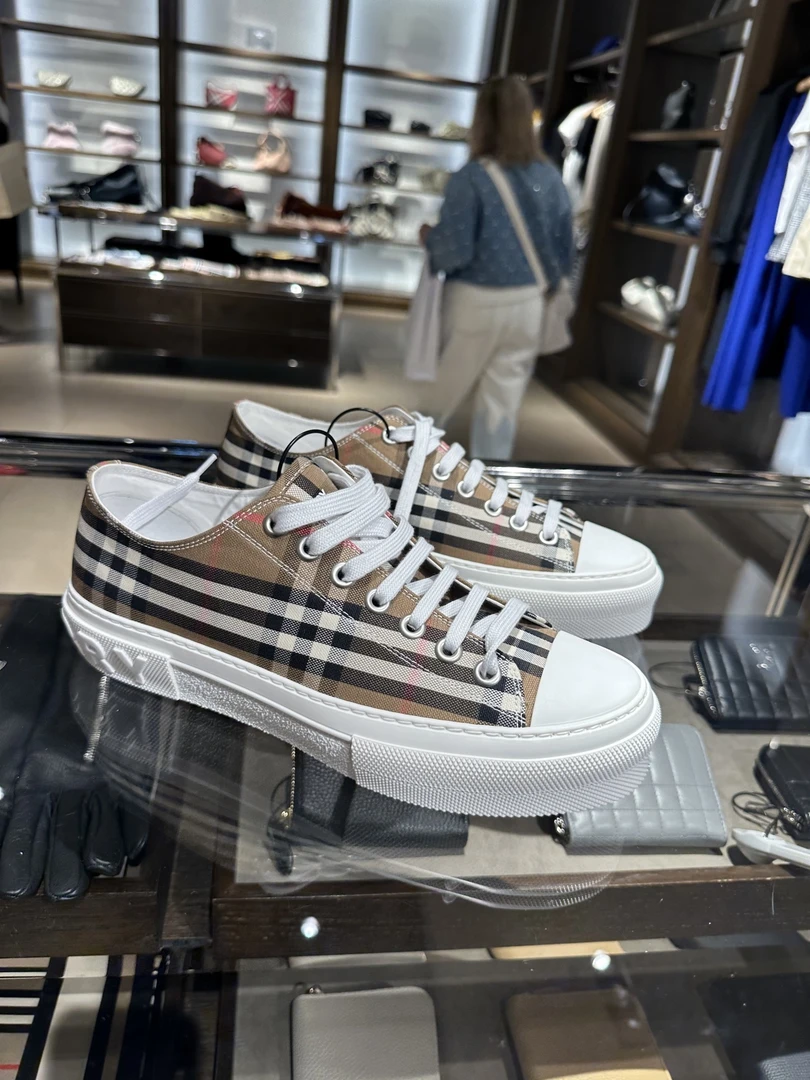 未使用 BURBERRY/博柏利 巴宝莉格纹帆布鞋男款