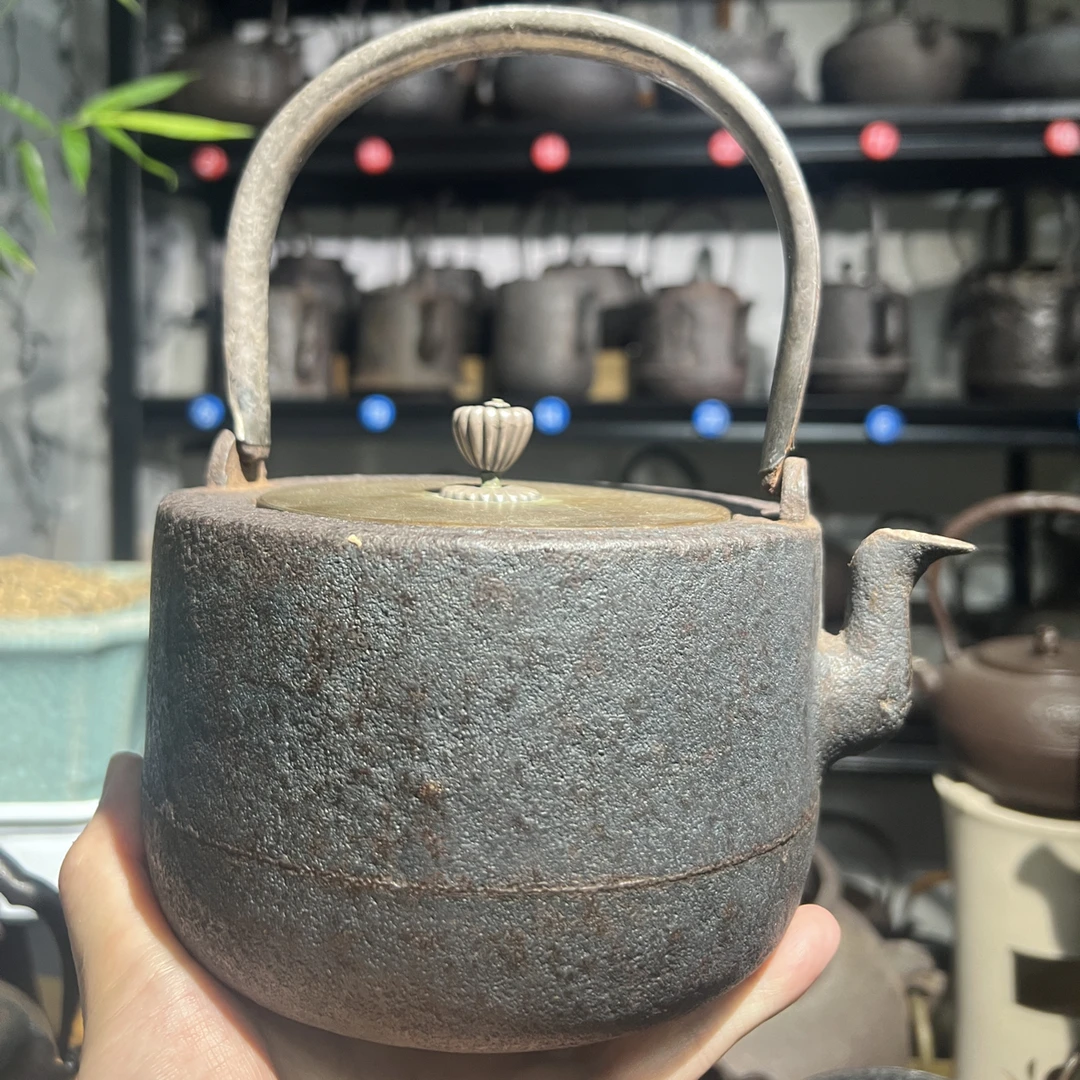 明治  京都龙寿堂堂主 净寿作品 肩横形老铁壶 满水1300cc