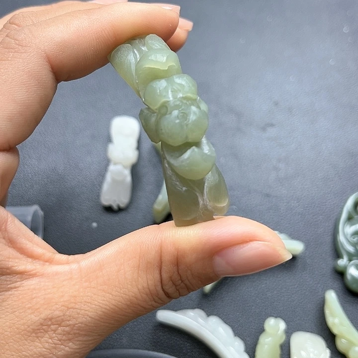 【闪购商品】颈饰未镶嵌和田玉忈*草