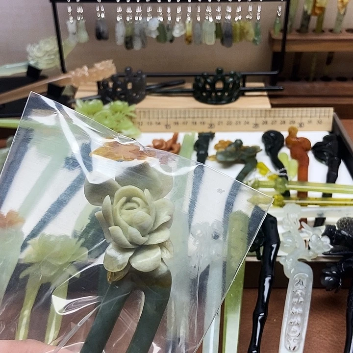 岫玉发簪未镶嵌月****吗