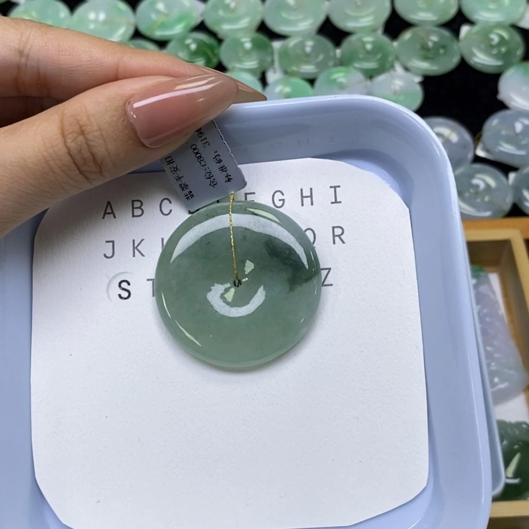 颈饰未镶嵌翡翠氧***?平安扣