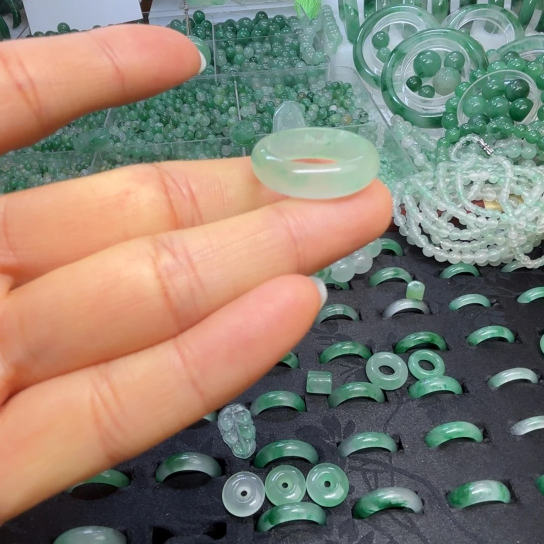 石英质玉（非洲翠）未镶嵌散珠戒指