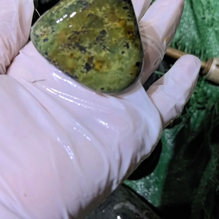 绿***山有机玻璃藏玉药王石原石手把件