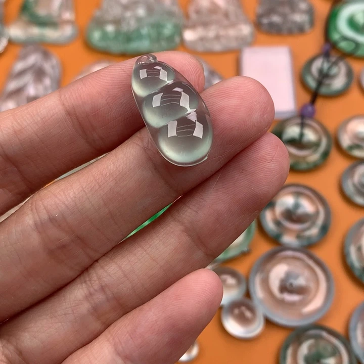 翡翠挂件未镶嵌…..