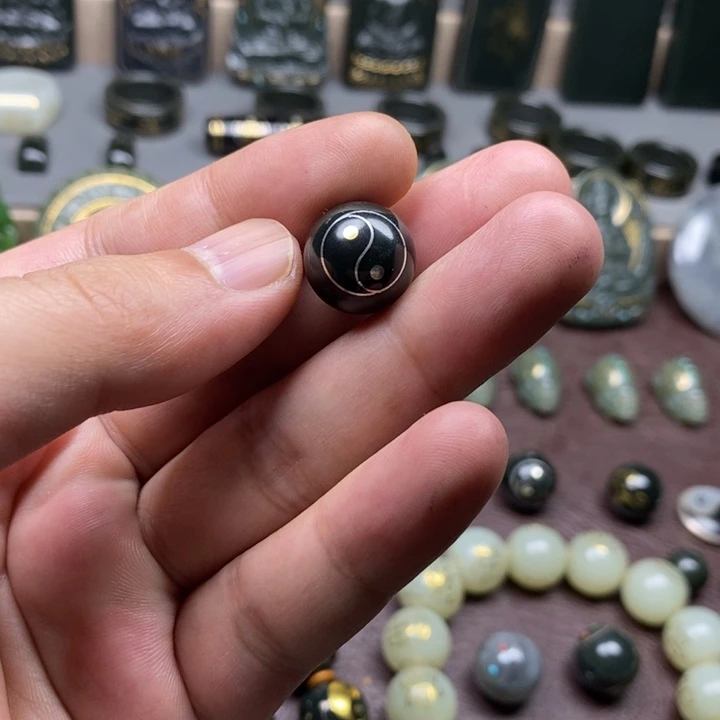 子***德颈饰合金和田玉(青玉)珠子