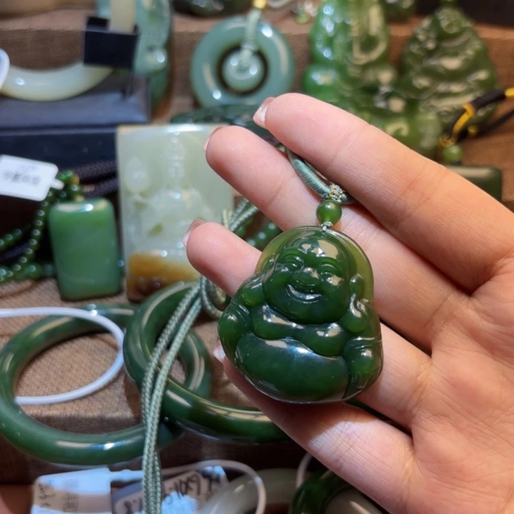 颈饰未镶嵌和田玉（碧玉）