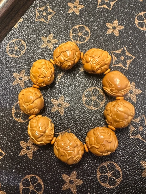 橄榄核雕刻荷叶财神毕业级