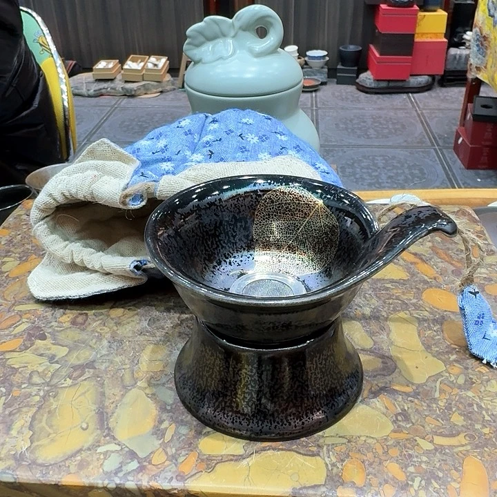 茶漏一个，瓷。。。品茗