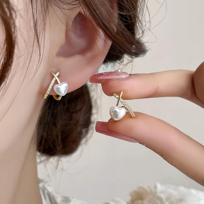 OLOIU 合金仿珍珠耳饰 精致小巧交叉珍珠耳钉2025新款爱心耳环女